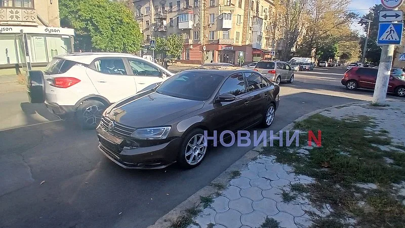 В центре Николаева столкнулись два Volkswagen В центре Николаева столкнулись два Volkswagen