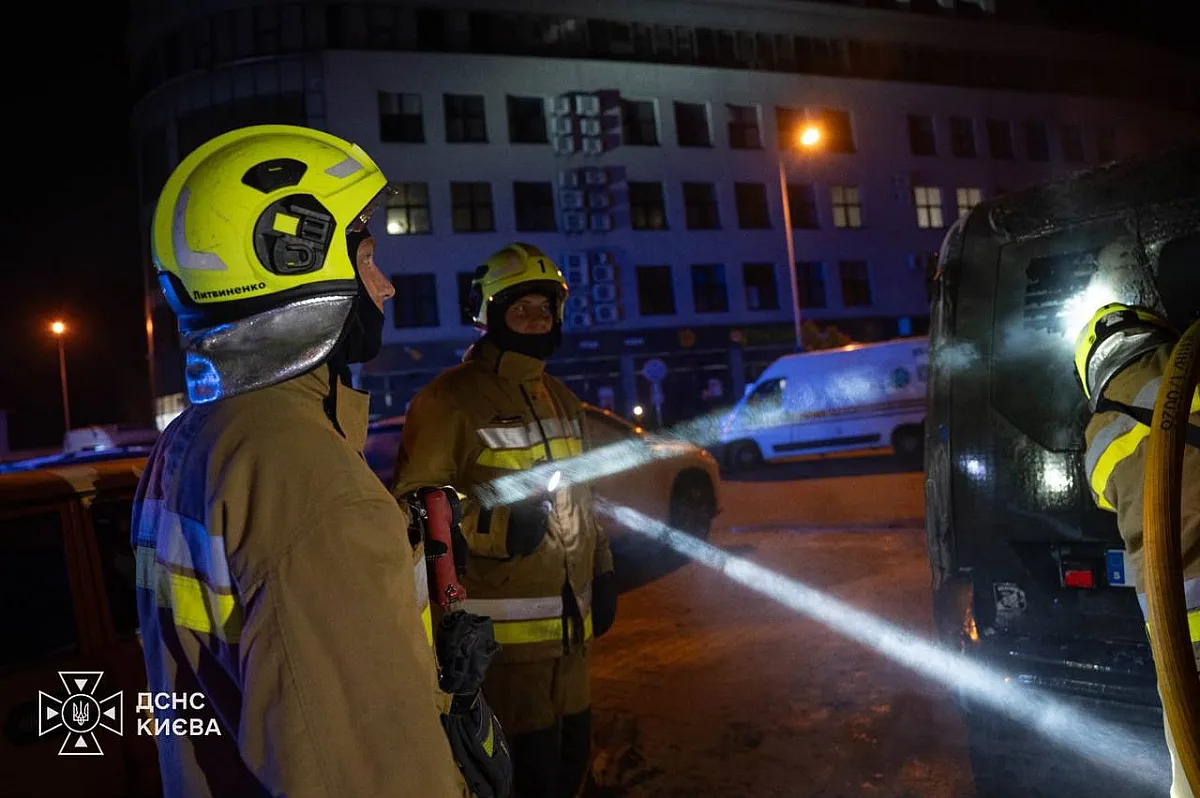 В Киеве обломки БПЛА упали возле дома: вспыхнули автомобили В Киеве обломки БПЛА упали возле дома: вспыхнули автомобили