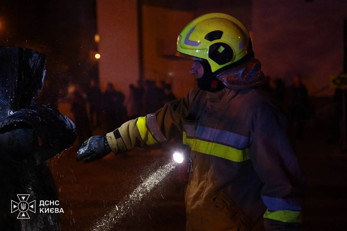 В Киеве обломки БПЛА упали возле дома: вспыхнули автомобили В Киеве обломки БПЛА упали возле дома: вспыхнули автомобили