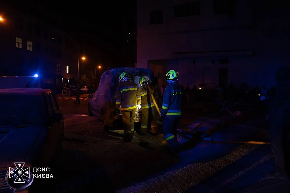 В Киеве обломки БПЛА упали возле дома: вспыхнули автомобили В Киеве обломки БПЛА упали возле дома: вспыхнули автомобили