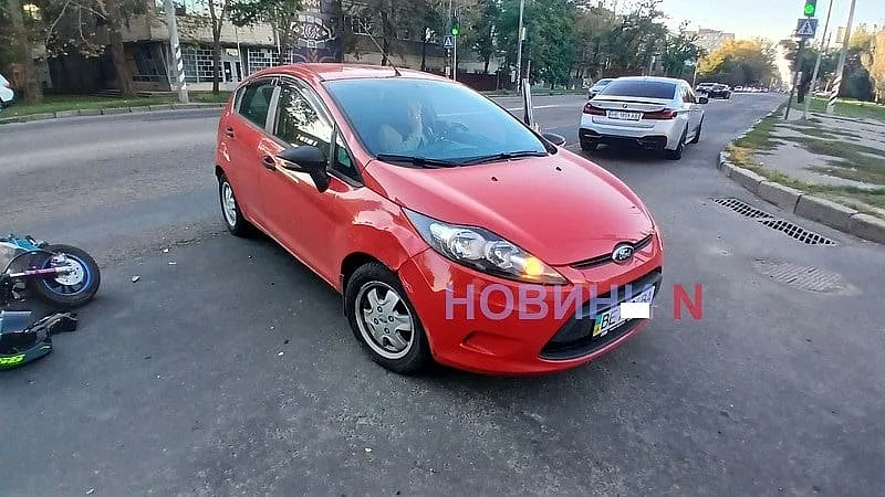 У Миколаєві Ford при повороті зіткнувся з електросамокатом: чоловік отримав тяжку травму ноги У Миколаєві Ford при повороті зіткнувся з електросамокатом: чоловік отримав тяжку травму ноги