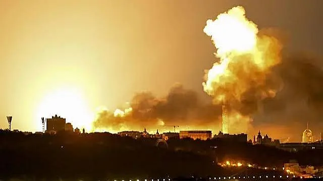 Росія масовано атакувала Україну ракетами та дронами: у Києві загинули двоє людей Росія масовано атакувала Україну ракетами та дронами: у Києві загинули двоє людей