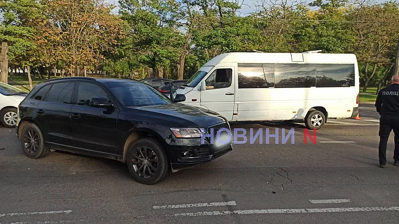В Николаеве маршрутка врезалась в Audi: пострадали двое пассажиров В Николаеве маршрутка врезалась в Audi: пострадали двое пассажиров