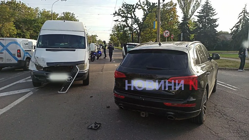 В Николаеве маршрутка врезалась в Audi: пострадали двое пассажиров В Николаеве маршрутка врезалась в Audi: пострадали двое пассажиров