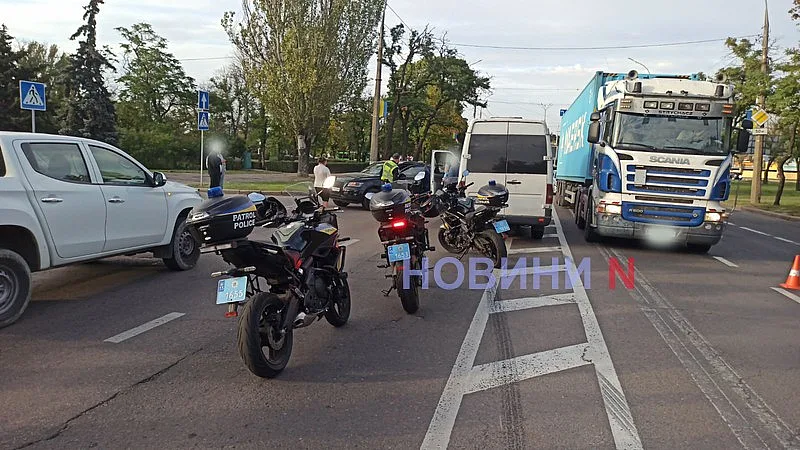 В Николаеве маршрутка врезалась в Audi: пострадали двое пассажиров В Николаеве маршрутка врезалась в Audi: пострадали двое пассажиров
