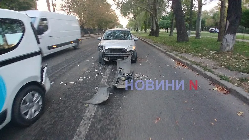 Chevrolet и автомобиль газовщиков столкнулись в Николаеве Chevrolet и автомобиль газовщиков столкнулись в Николаеве