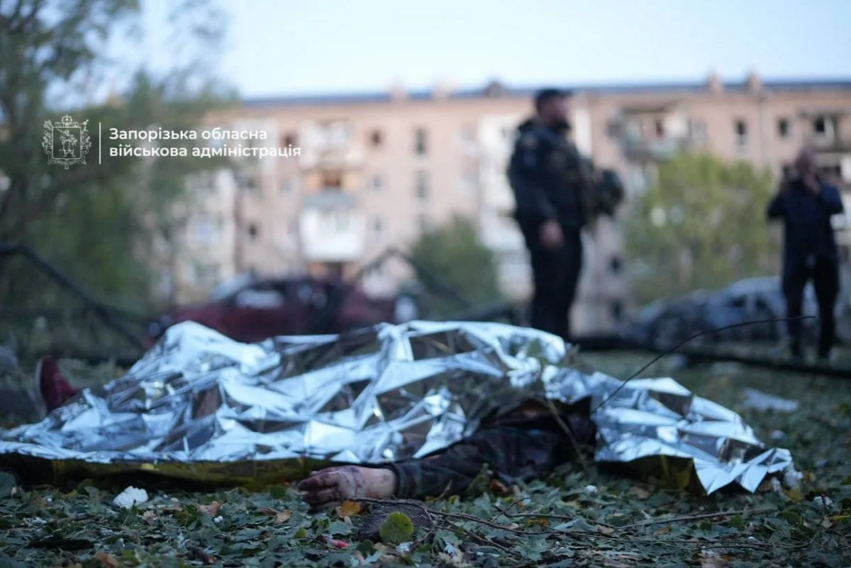 Российская авиабомба ударила возле многоэтажки в Запорожье: погиб мужчина, пятеро пострадавших Российская авиабомба ударила возле многоэтажки в Запорожье: погиб мужчина, пятеро пострадавших
