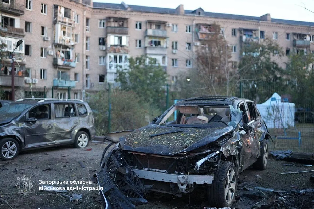 Российская авиабомба ударила возле многоэтажки в Запорожье: погиб мужчина, пятеро пострадавших Российская авиабомба ударила возле многоэтажки в Запорожье: погиб мужчина, пятеро пострадавших