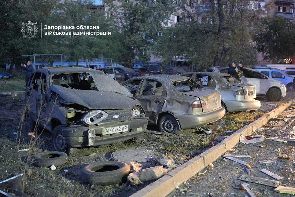 Российская авиабомба ударила возле многоэтажки в Запорожье: погиб мужчина, пятеро пострадавших Российская авиабомба ударила возле многоэтажки в Запорожье: погиб мужчина, пятеро пострадавших