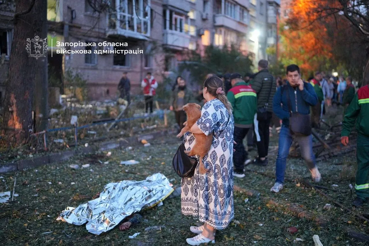 Российская авиабомба ударила возле многоэтажки в Запорожье: погиб мужчина, пятеро пострадавших Российская авиабомба ударила возле многоэтажки в Запорожье: погиб мужчина, пятеро пострадавших