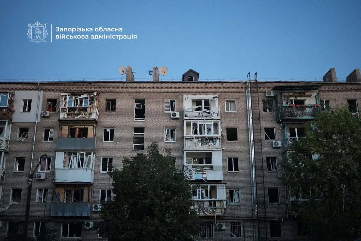 Российская авиабомба ударила возле многоэтажки в Запорожье: погиб мужчина, пятеро пострадавших Российская авиабомба ударила возле многоэтажки в Запорожье: погиб мужчина, пятеро пострадавших