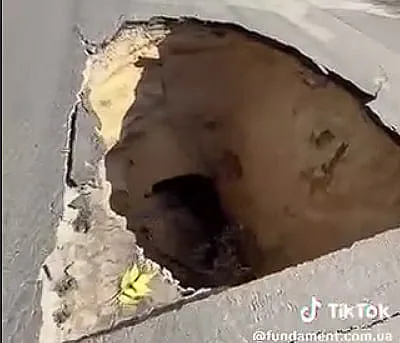 В Николаеве часть дороги провалилась под землю – образовалась огромная яма (видео) В Николаеве часть дороги провалилась под землю – образовалась огромная яма (видео)