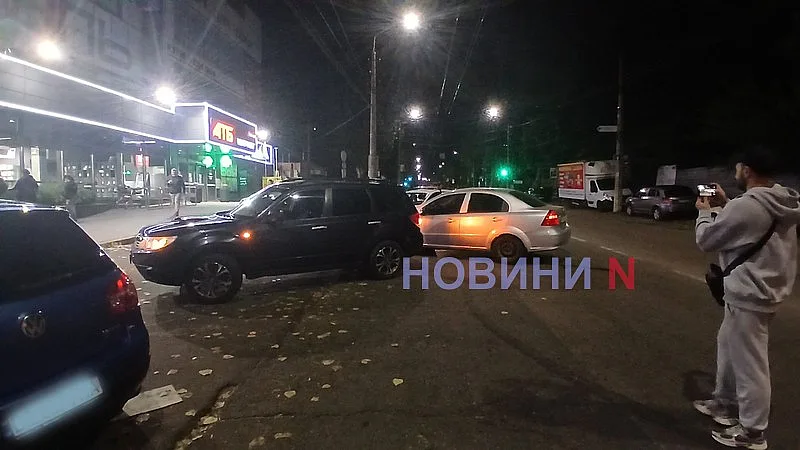 В Николаеве возле супермаркета столкнулись Subaru и Chevrolet В Николаеве возле супермаркета столкнулись Subaru и Chevrolet