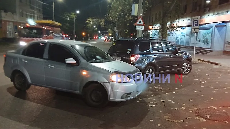 В Николаеве возле супермаркета столкнулись Subaru и Chevrolet В Николаеве возле супермаркета столкнулись Subaru и Chevrolet