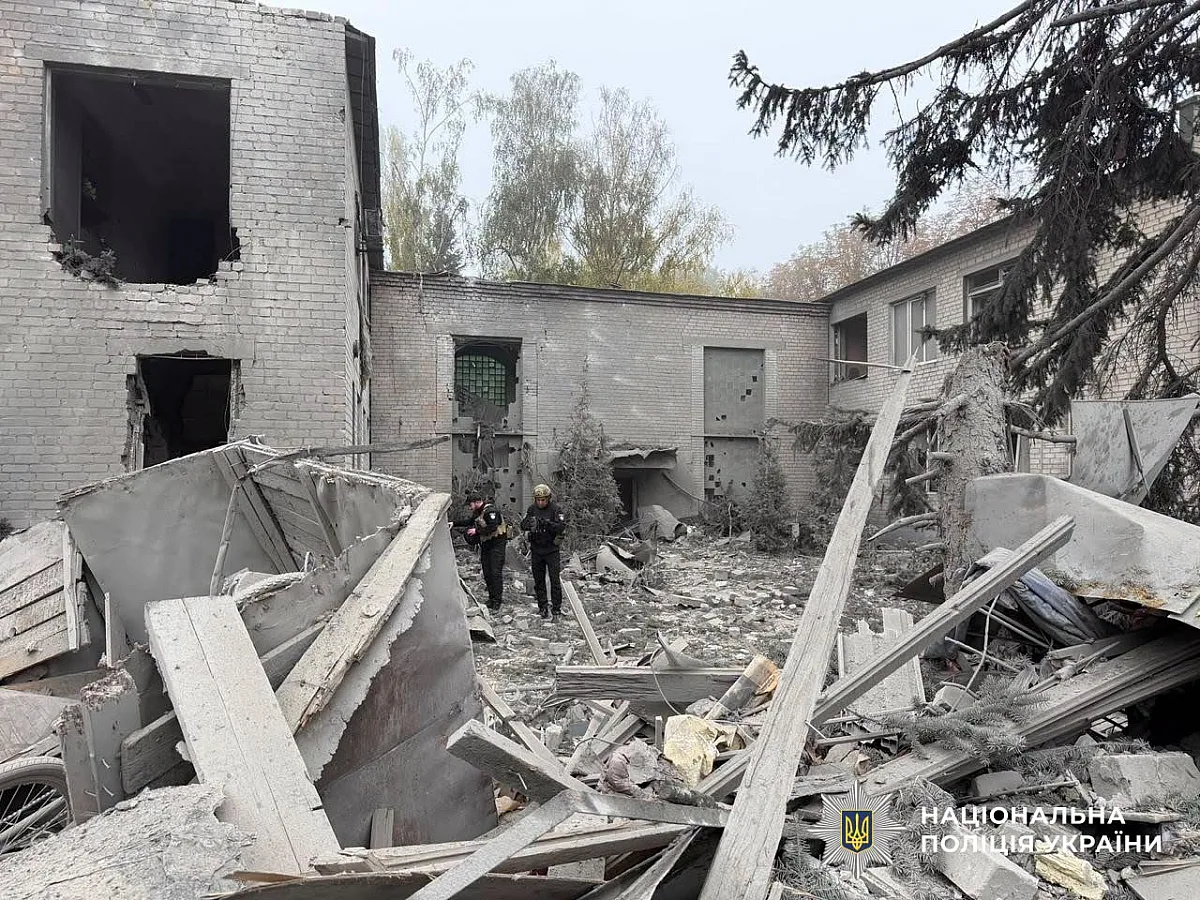 Число загиблих внаслідок ранкової атаки на Запоріжжі зросло: під завалами шукають людей Число загиблих внаслідок ранкової атаки на Запоріжжі зросло: під завалами шукають людей