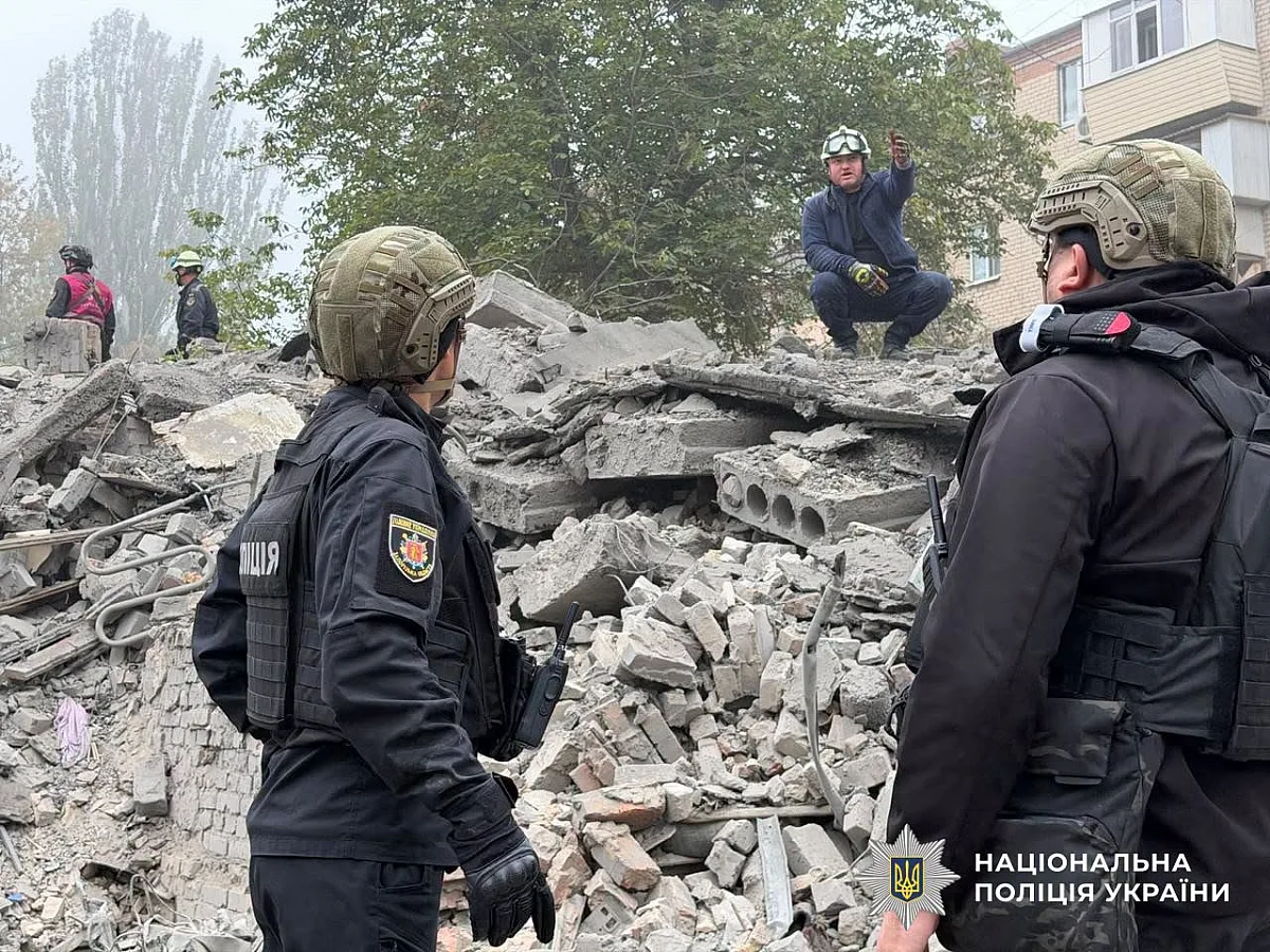 Число загиблих внаслідок ранкової атаки на Запоріжжі зросло: під завалами шукають людей Число загиблих внаслідок ранкової атаки на Запоріжжі зросло: під завалами шукають людей