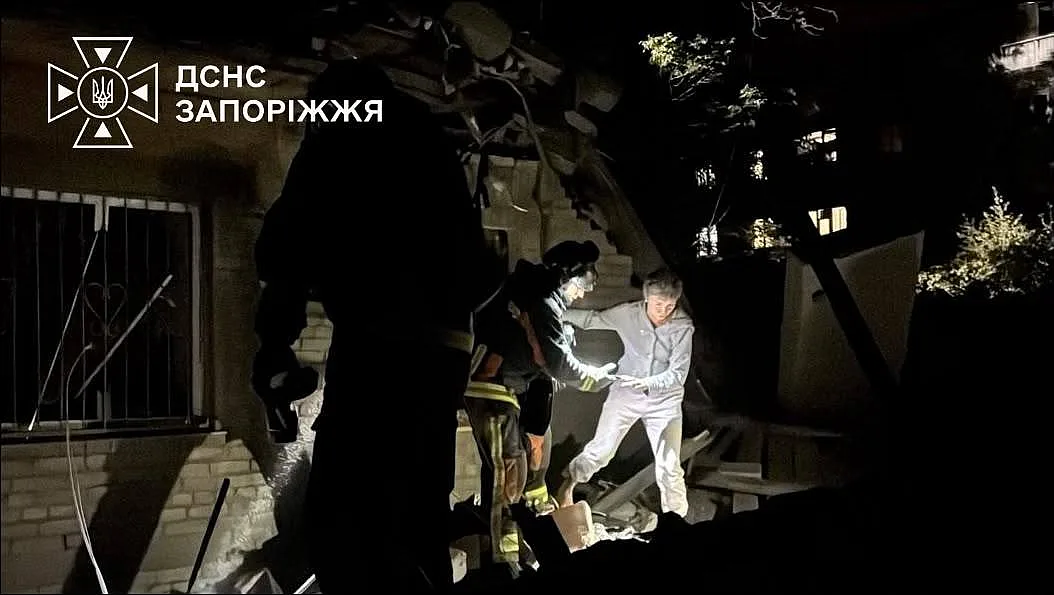 Зеленский связал ослабление санкций на российский дизель с ударом пяти КАБов многоэтажкам в Запорожье Зеленский связал ослабление санкций на российский дизель с ударом пяти КАБов многоэтажкам в Запорожье