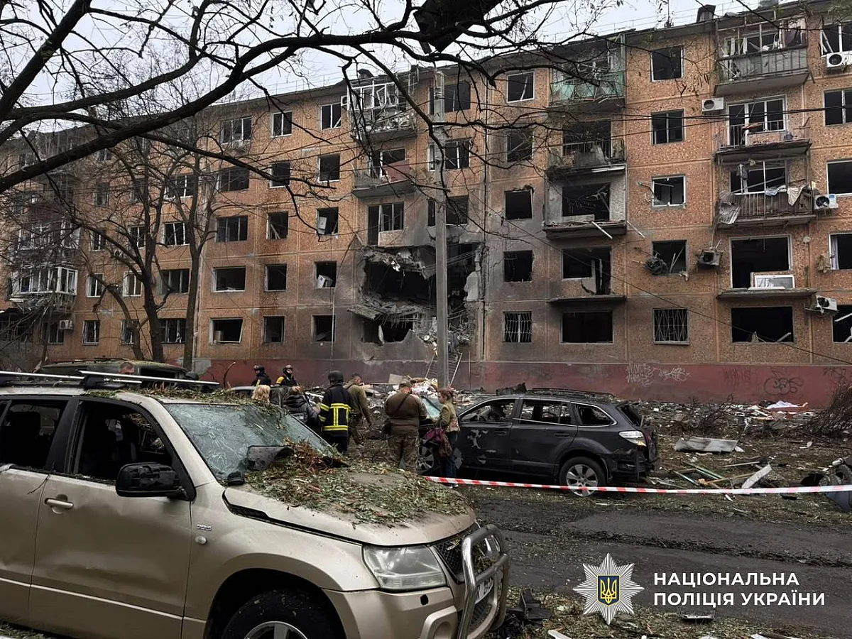 Зеленский связал ослабление санкций на российский дизель с ударом пяти КАБов многоэтажкам в Запорожье Зеленский связал ослабление санкций на российский дизель с ударом пяти КАБов многоэтажкам в Запорожье