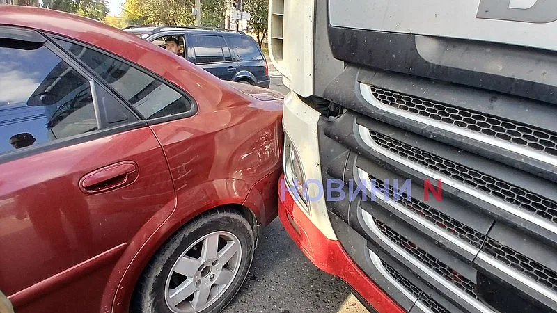 В Николаеве столкнулись Chevrolet и грузовик DAF: центр города сковали пробки В Николаеве столкнулись Chevrolet и грузовик DAF: центр города сковали пробки