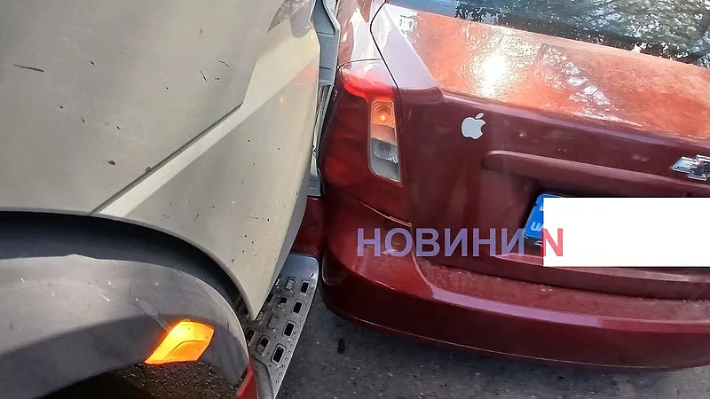 В Николаеве столкнулись Chevrolet и грузовик DAF: центр города сковали пробки В Николаеве столкнулись Chevrolet и грузовик DAF: центр города сковали пробки