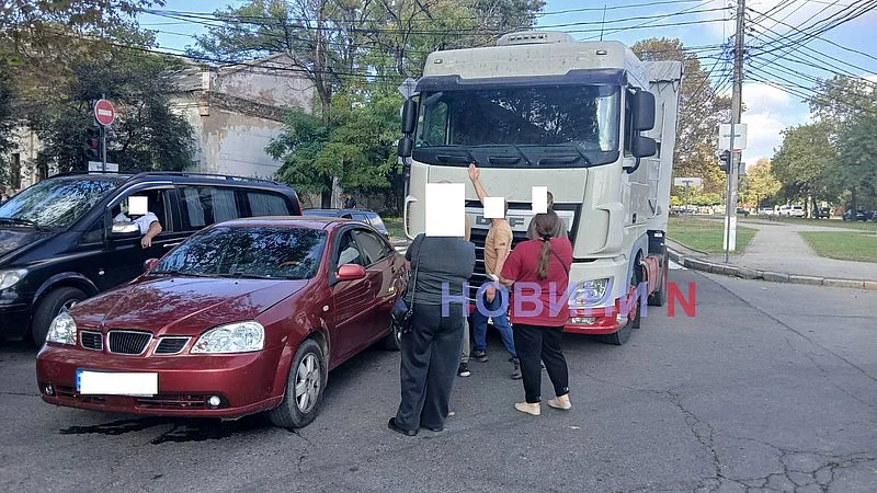 В Николаеве столкнулись Chevrolet и грузовик DAF: центр города сковали пробки В Николаеве столкнулись Chevrolet и грузовик DAF: центр города сковали пробки
