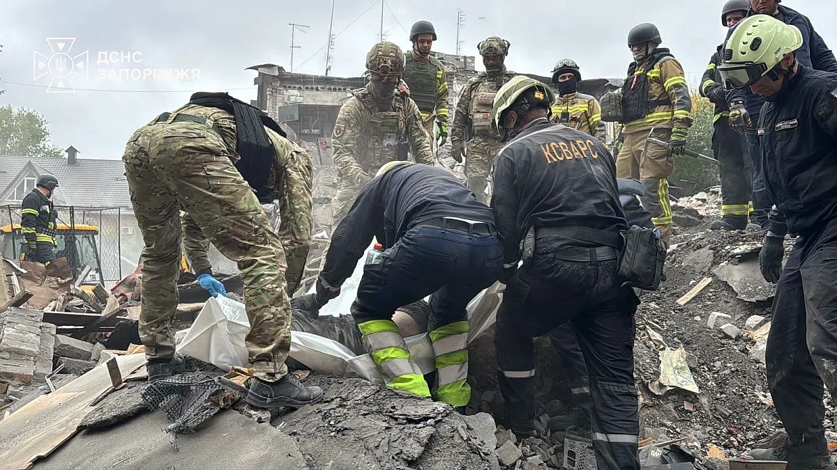 Число погибших в результате удара по Запорожью возросло: спасательные работы продолжаются Число погибших в результате удара по Запорожью возросло: спасательные работы продолжаются