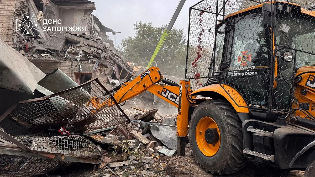 Число погибших в результате удара по Запорожью возросло: спасательные работы продолжаются Число погибших в результате удара по Запорожью возросло: спасательные работы продолжаются