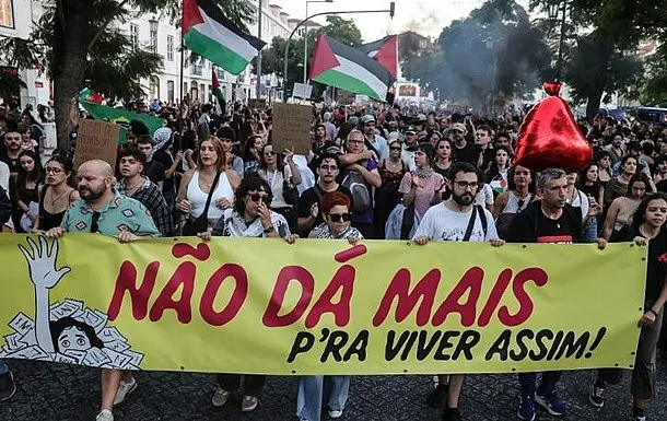 В Португалии вспыхнули массовые протесты В Португалии вспыхнули массовые протесты