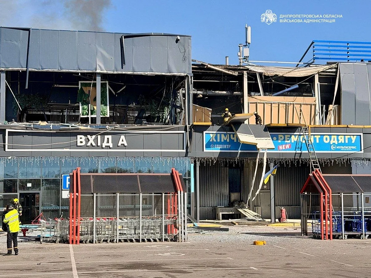 Атака на Днепр: есть погибший, в торговом центре возник пожар Атака на Днепр: есть погибший, в торговом центре возник пожар