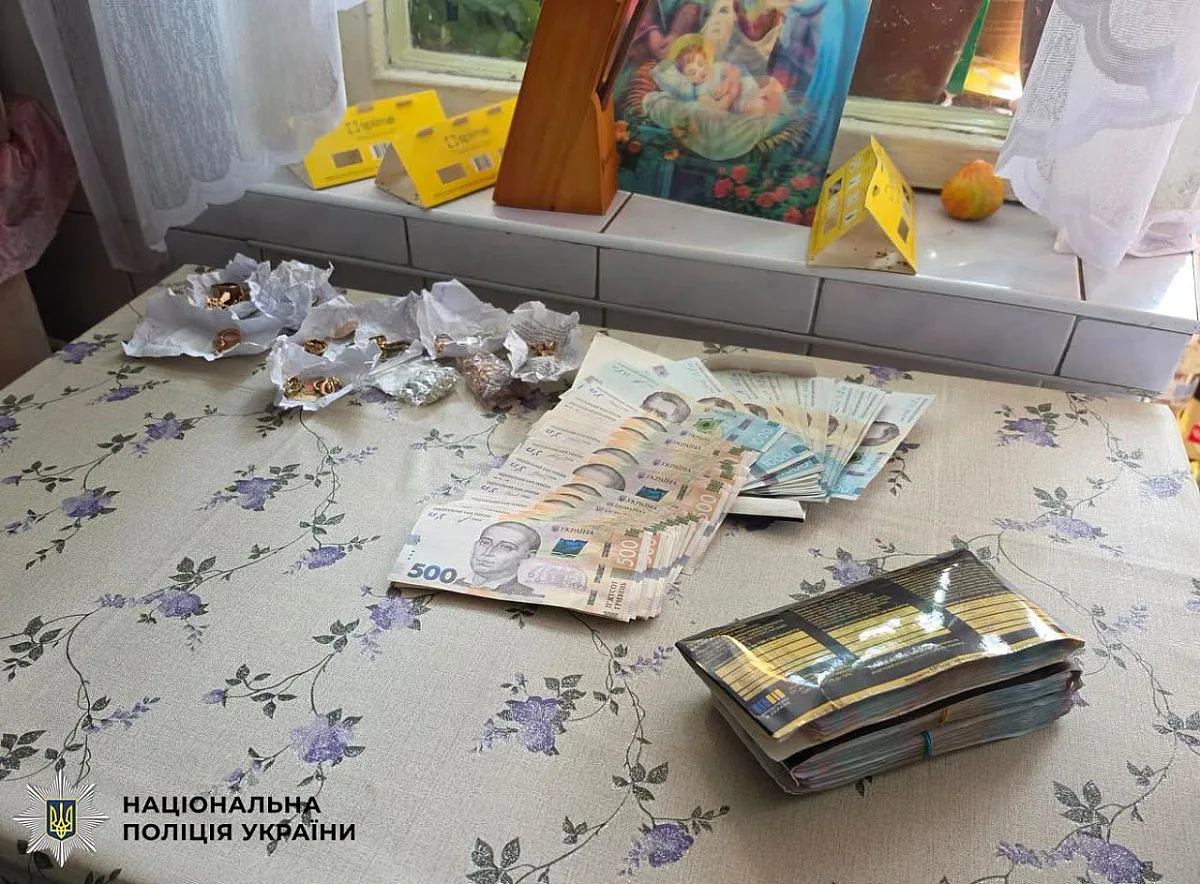 В Киеве пенсионерка забыла в автобусе сумку с миллионом гривен: полицейские нашли и вернули деньги В Киеве пенсионерка забыла в автобусе сумку с миллионом гривен: полицейские нашли и вернули деньги