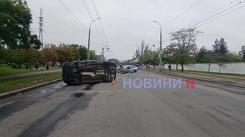 Тройное ДТП в Николаеве: автомобиль «Киа» перевернулся, 4 пострадавших, движение перекрыто Тройное ДТП в Николаеве: автомобиль «Киа» перевернулся, 4 пострадавших, движение перекрыто