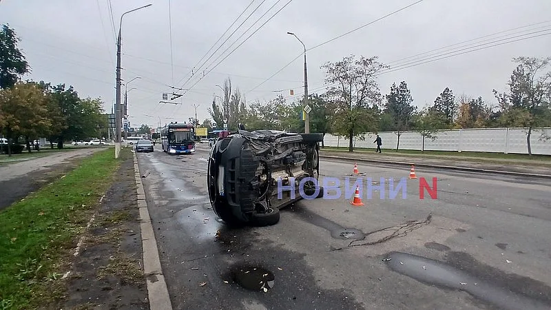 Тройное ДТП в Николаеве: автомобиль «Киа» перевернулся, 4 пострадавших, движение перекрыто Тройное ДТП в Николаеве: автомобиль «Киа» перевернулся, 4 пострадавших, движение перекрыто