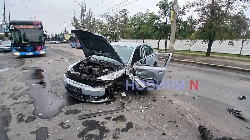 Тройное ДТП в Николаеве: автомобиль «Киа» перевернулся, 4 пострадавших, движение перекрыто Тройное ДТП в Николаеве: автомобиль «Киа» перевернулся, 4 пострадавших, движение перекрыто