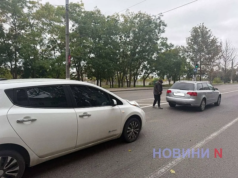 В Николаеве Nissan Leaf врезался в Audi A4 В Николаеве Nissan Leaf врезался в Audi A4