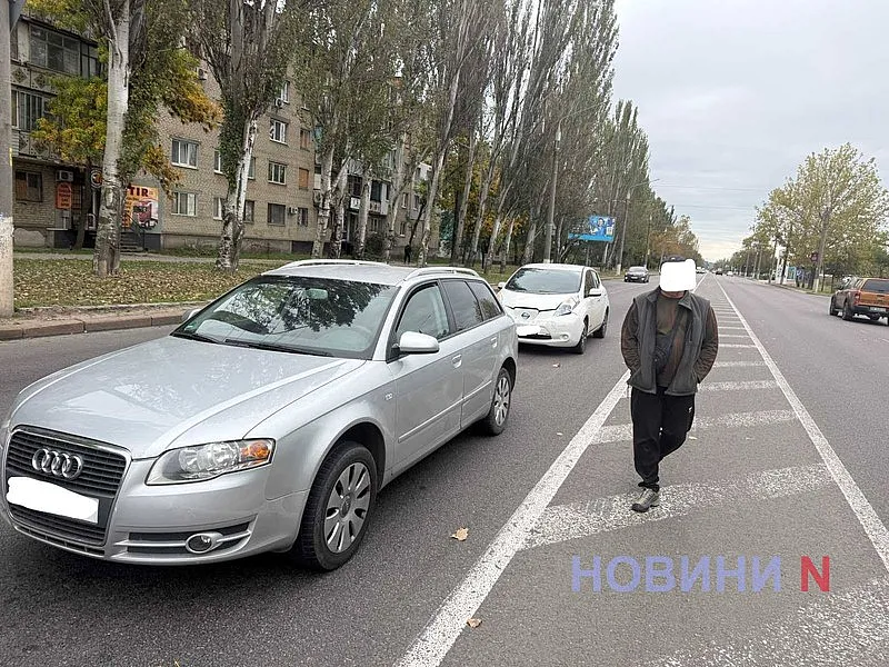 В Николаеве Nissan Leaf врезался в Audi A4 В Николаеве Nissan Leaf врезался в Audi A4
