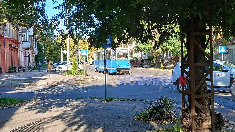 В центре Николаева «Ауди» сбил пешехода на переходе, движение трамваев заблокировано В центре Николаева «Ауди» сбил пешехода на переходе, движение трамваев заблокировано