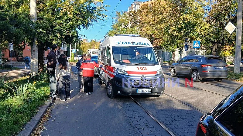 В центре Николаева «Ауди» сбил пешехода на переходе, движение трамваев заблокировано В центре Николаева «Ауди» сбил пешехода на переходе, движение трамваев заблокировано