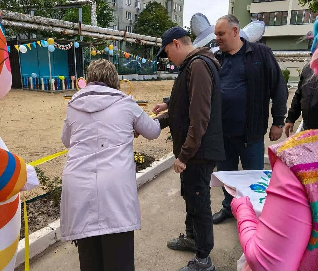 Простір, де можна просто радіти: у Південноукраїнську відкрився інклюзивний ігровий майданчик для дітей Простір, де можна просто радіти: у Південноукраїнську відкрився інклюзивний ігровий майданчик для дітей