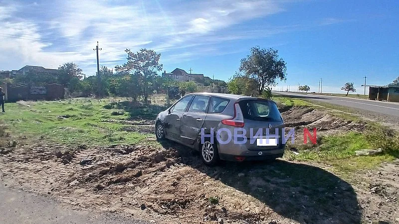 На трассе «Николаев — Очаков» Volkswagen врезался в Renault: машины слетели с дороги На трассе «Николаев — Очаков» Volkswagen врезался в Renault: машины слетели с дороги