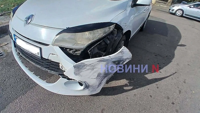 В центре Николаева столкнулись Renault Megane и Toyota RAV4 В центре Николаева столкнулись Renault Megane и Toyota RAV4