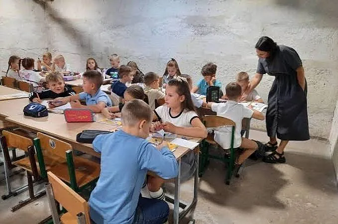 В Украине изменили правила обучения во время длительных воздушных тревог: что ждет школьников В Украине изменили правила обучения во время длительных воздушных тревог: что ждет школьников