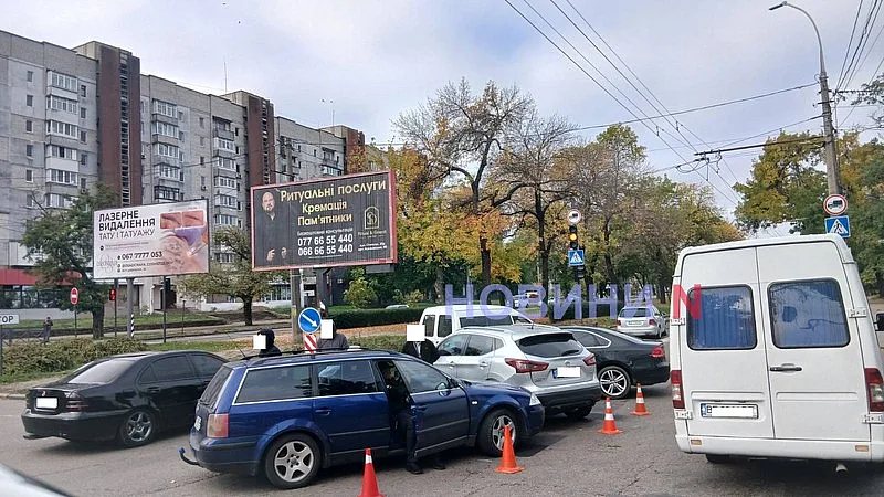 ДТП с тремя автомобилями парализовало движение на проспекте в Николаеве ДТП с тремя автомобилями парализовало движение на проспекте в Николаеве