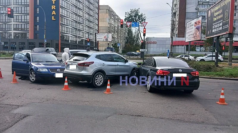 ДТП с тремя автомобилями парализовало движение на проспекте в Николаеве ДТП с тремя автомобилями парализовало движение на проспекте в Николаеве