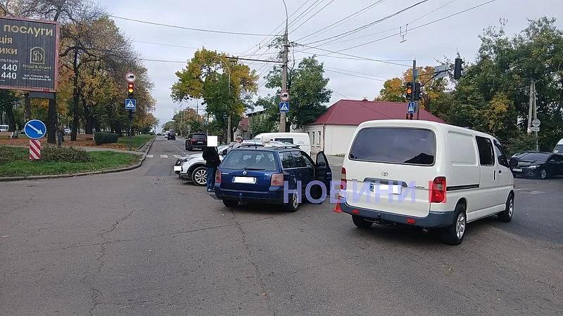 ДТП с тремя автомобилями парализовало движение на проспекте в Николаеве ДТП с тремя автомобилями парализовало движение на проспекте в Николаеве