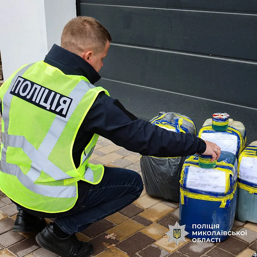 Зливали по 300 літрів за раз: на Миколаївщині викрили схему розкрадання дизеля Зливали по 300 літрів за раз: на Миколаївщині викрили схему розкрадання дизеля