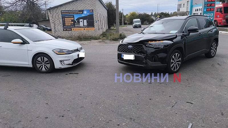 На перекрестке в Николаеве столкнулись три автомобиля: движение затруднено На перекрестке в Николаеве столкнулись три автомобиля: движение затруднено