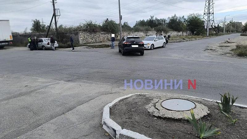 На перекрестке в Николаеве столкнулись три автомобиля: движение затруднено На перекрестке в Николаеве столкнулись три автомобиля: движение затруднено