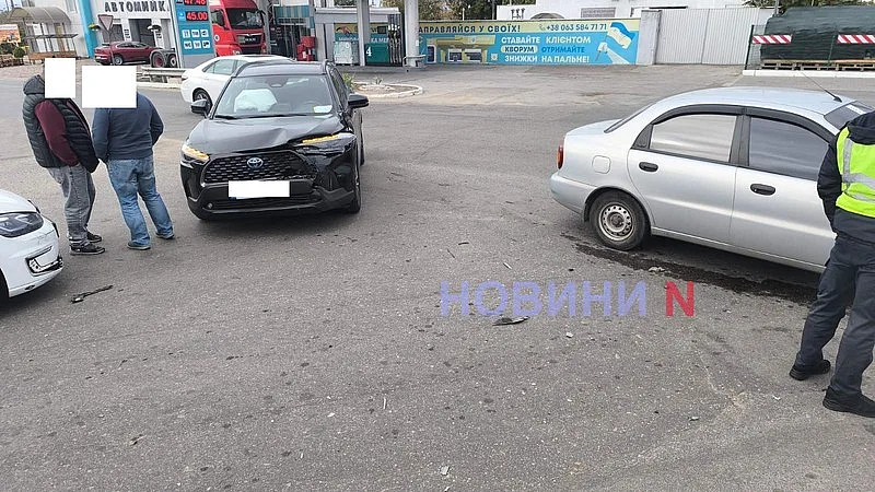 На перекрестке в Николаеве столкнулись три автомобиля: движение затруднено На перекрестке в Николаеве столкнулись три автомобиля: движение затруднено