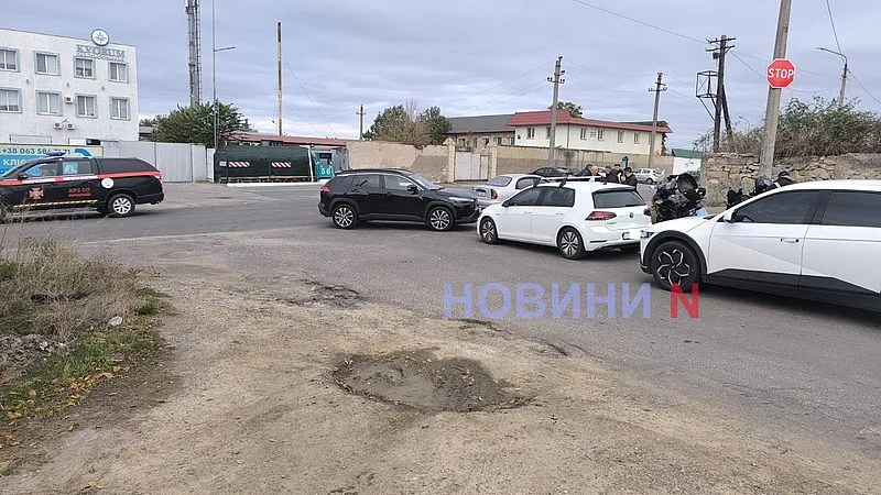 На перекрестке в Николаеве столкнулись три автомобиля: движение затруднено На перекрестке в Николаеве столкнулись три автомобиля: движение затруднено