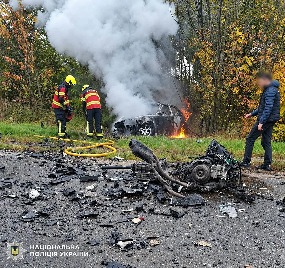 BMW выехал на встречную полосу и столкнулся с Nissan: погибли два человека, трое госпитализированы BMW выехал на встречную полосу и столкнулся с Nissan: погибли два человека, трое госпитализированы